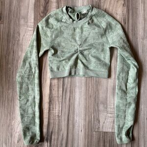 GYMSHARK Camo Crop Long Sleeve Workout Top with Cutouts in Green Size Medium